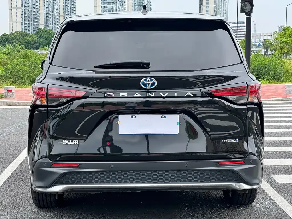 Toyota Granvia — фото 7