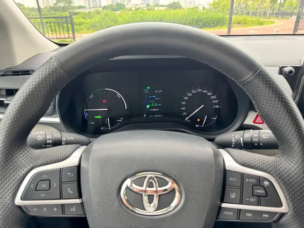 Toyota Granvia — фото 2