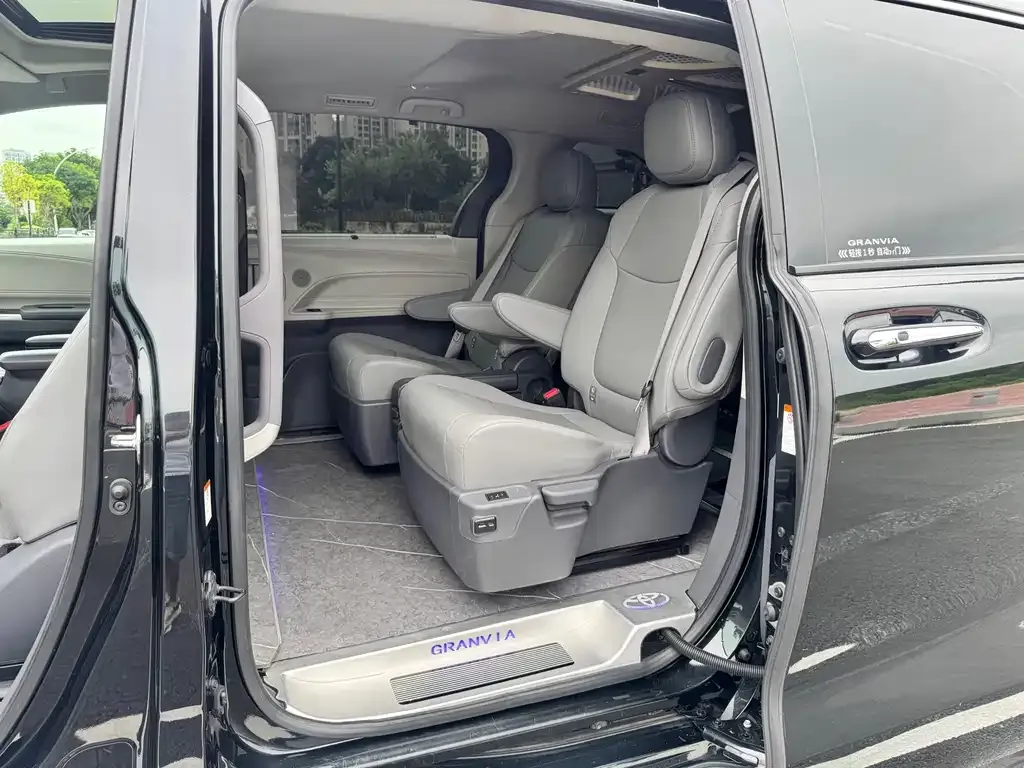 Toyota Granvia — фото 4