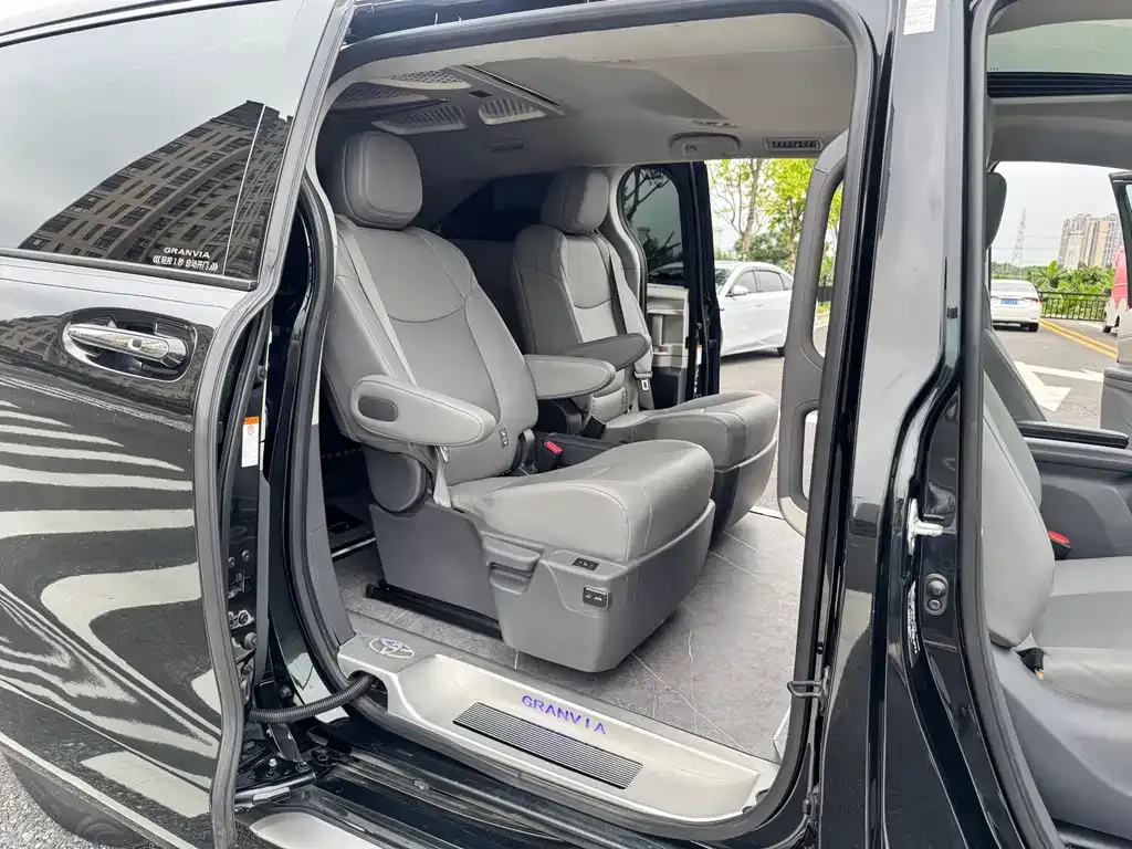 Toyota Granvia — фото 10