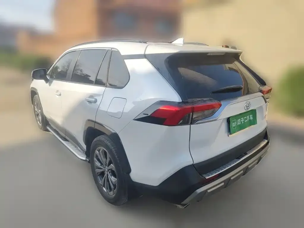 Toyota RAV4 — фото 8