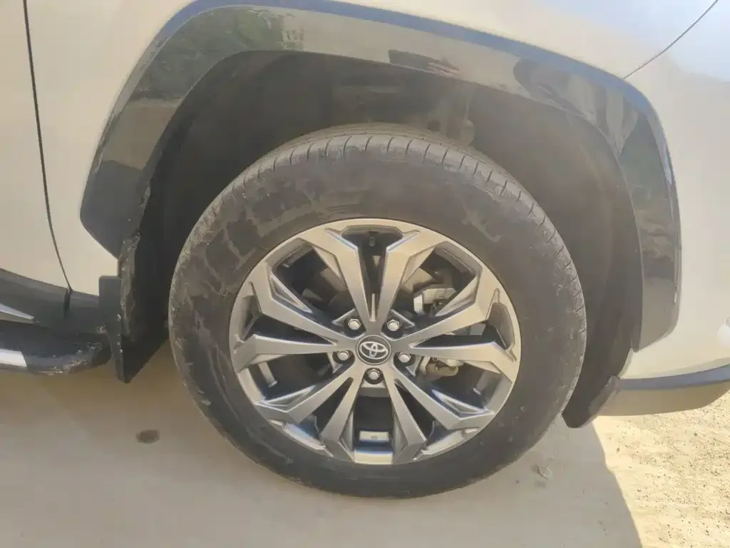 Toyota RAV4 — фото 2