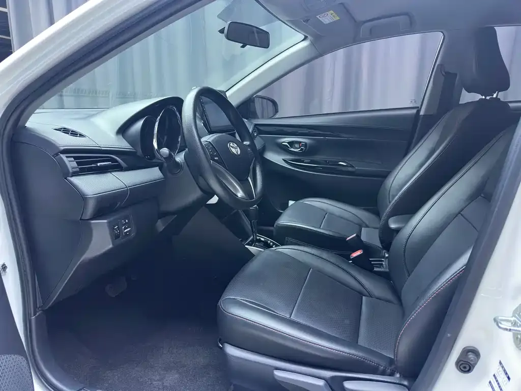 Toyota Yaris L — фото 4