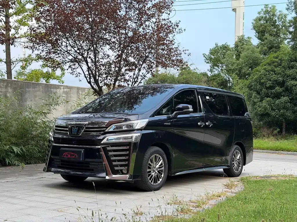 Toyota Vellfire — фото 1