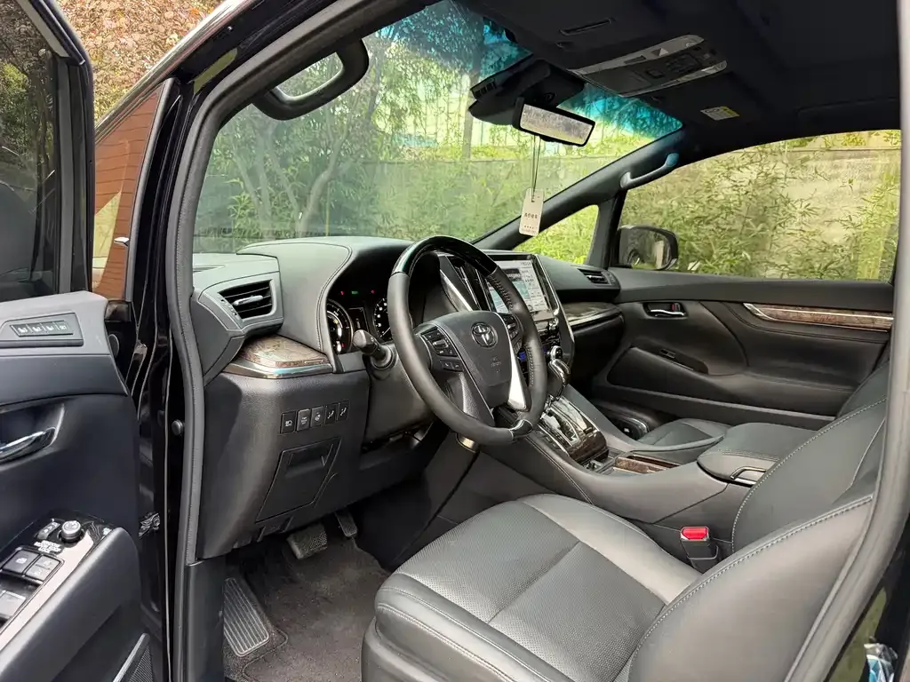 Toyota Vellfire — фото 4