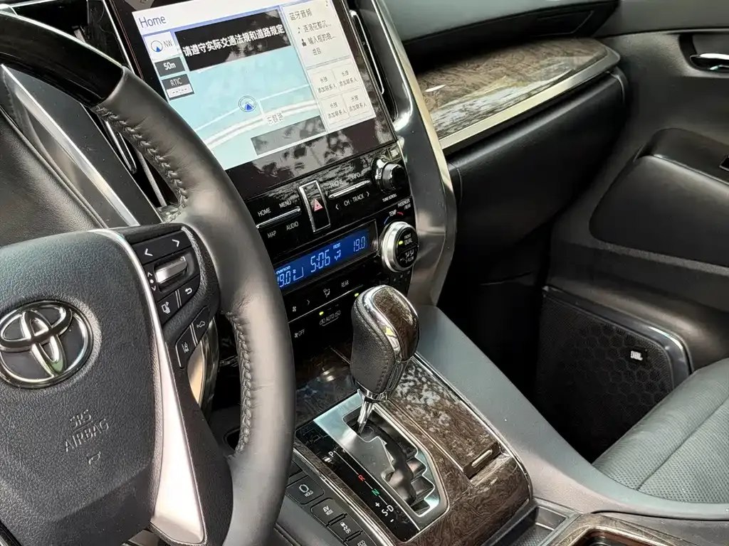 Toyota Vellfire — фото 9
