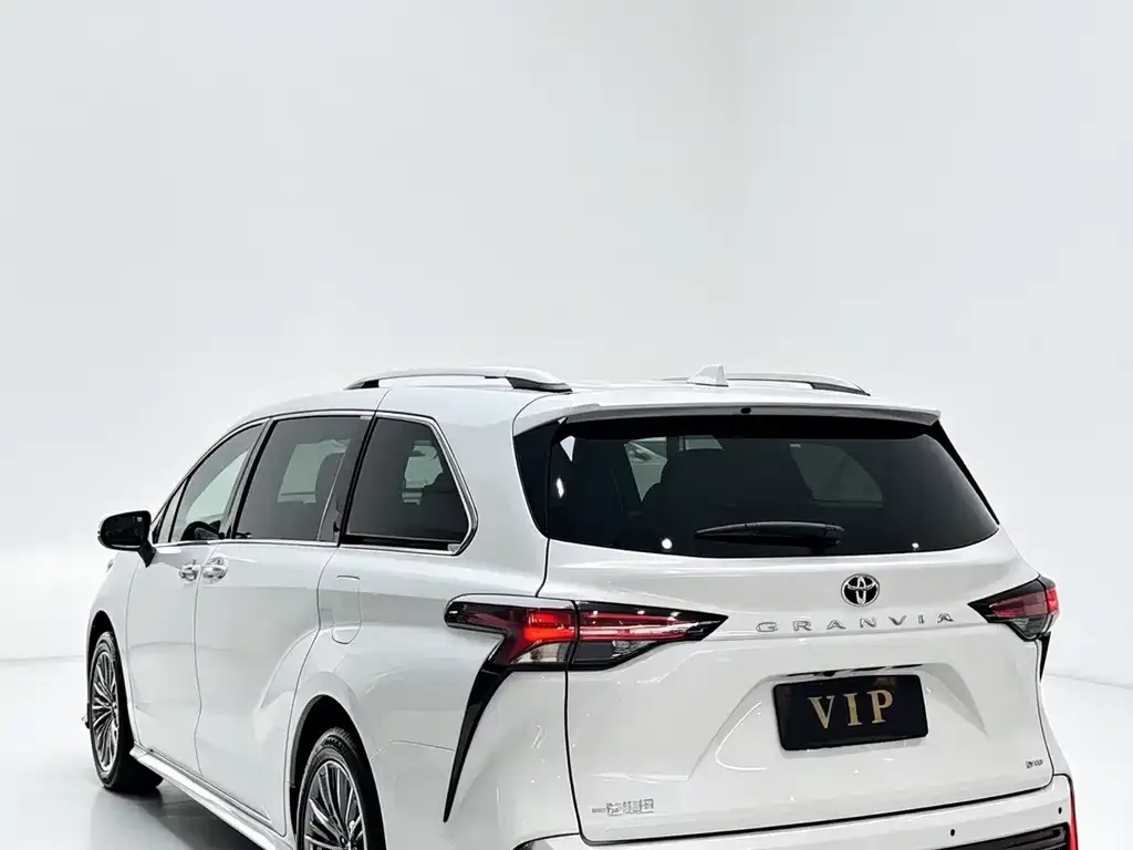 Toyota Granvia — фото 2