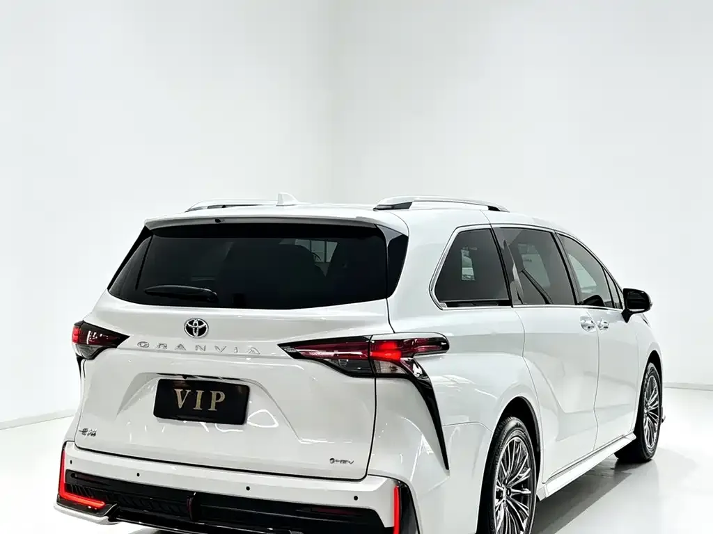 Toyota Granvia — фото 8