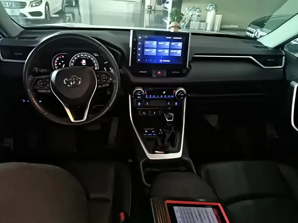 Toyota RAV4 — фото 6