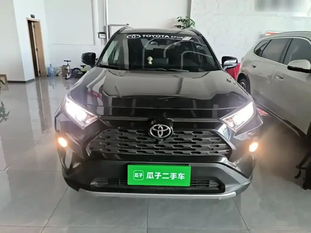 Toyota RAV4 — фото 5