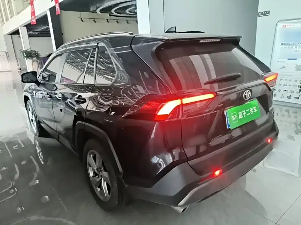 Toyota RAV4 — фото 9