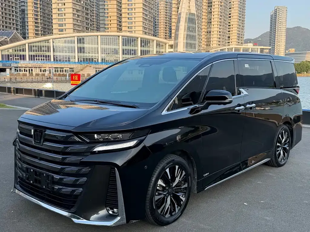Toyota Vellfire — фото 1
