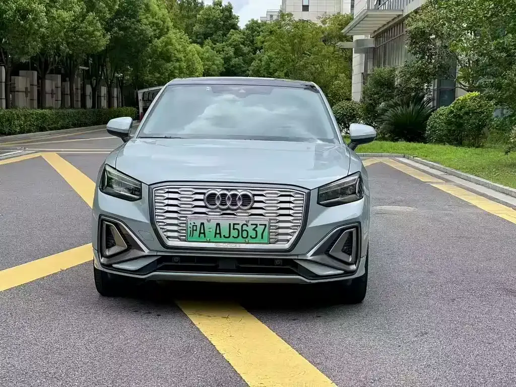 Audi Q2L e-tron — фото 1