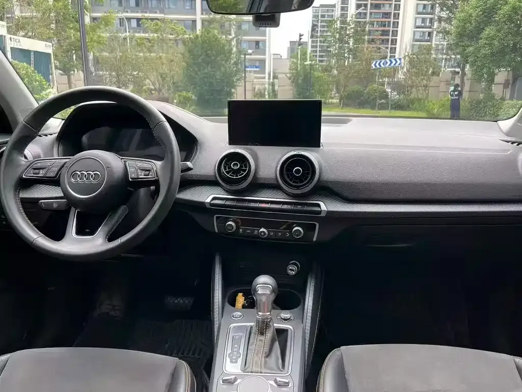 Audi Q2L e-tron — фото 2