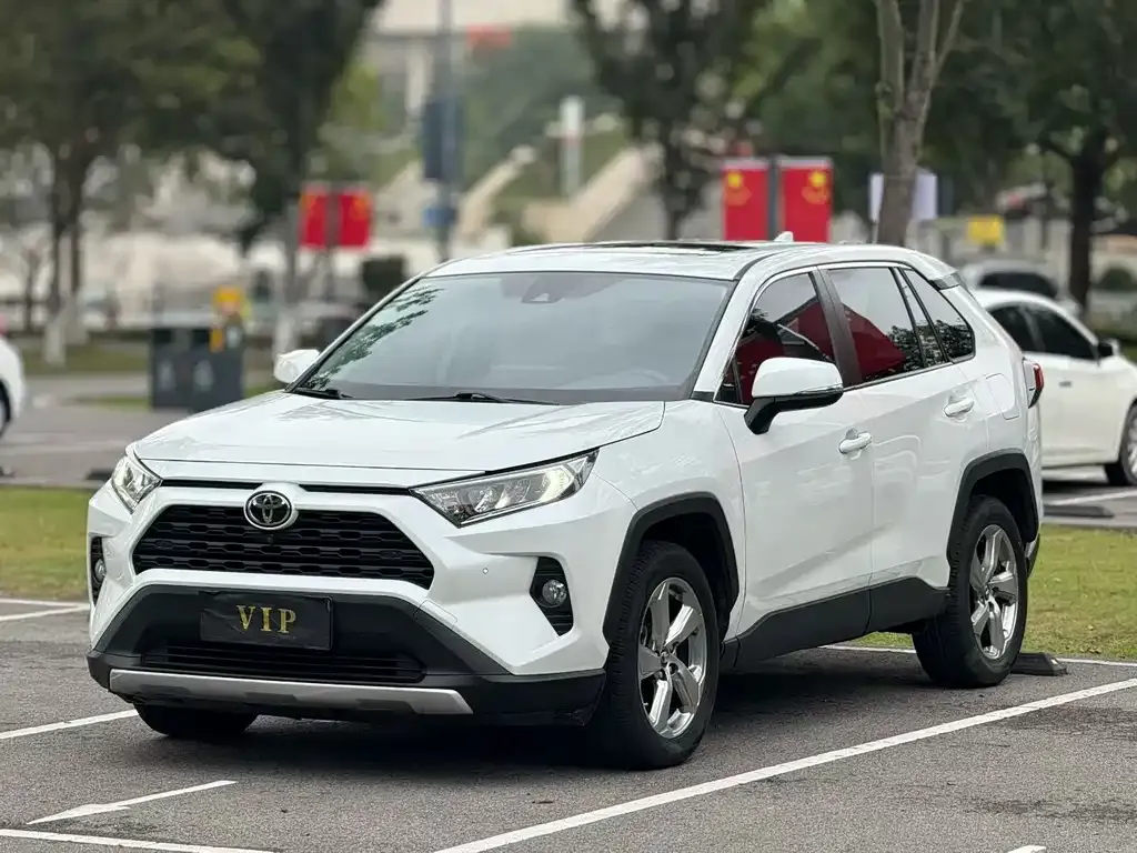 Toyota RAV4 — фото 1