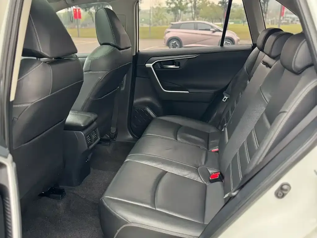 Toyota RAV4 — фото 8