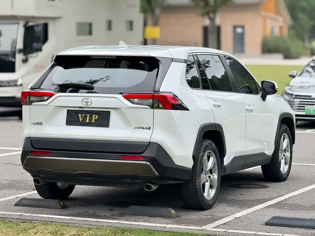 Toyota RAV4 — фото 9