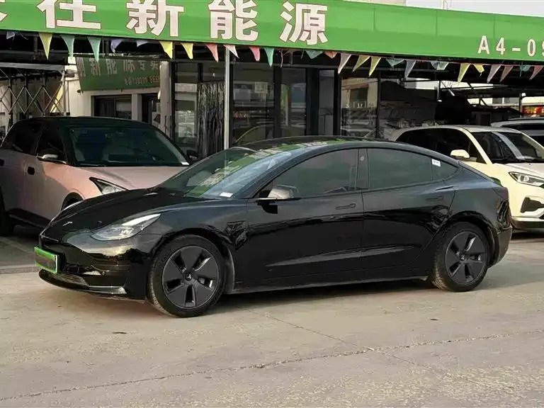 Tesla Model 3 — фото 1