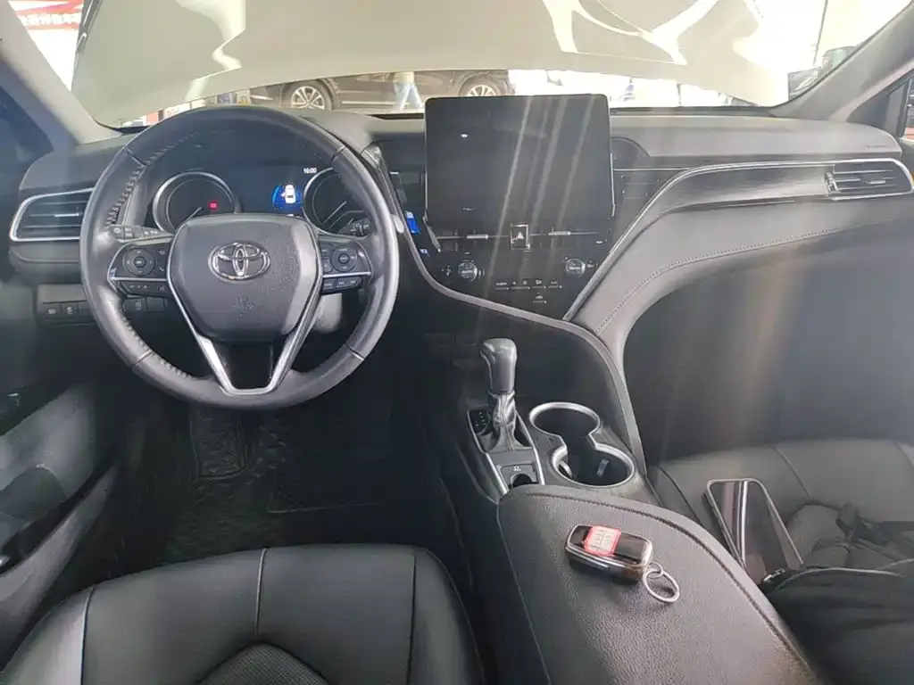 Toyota Camry — фото 10