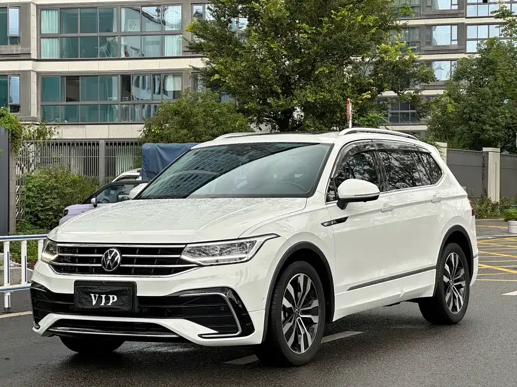 Volkswagen Tiguan L — фото 1
