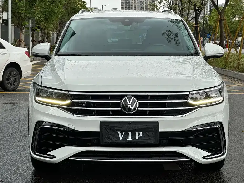 Volkswagen Tiguan L — фото 10