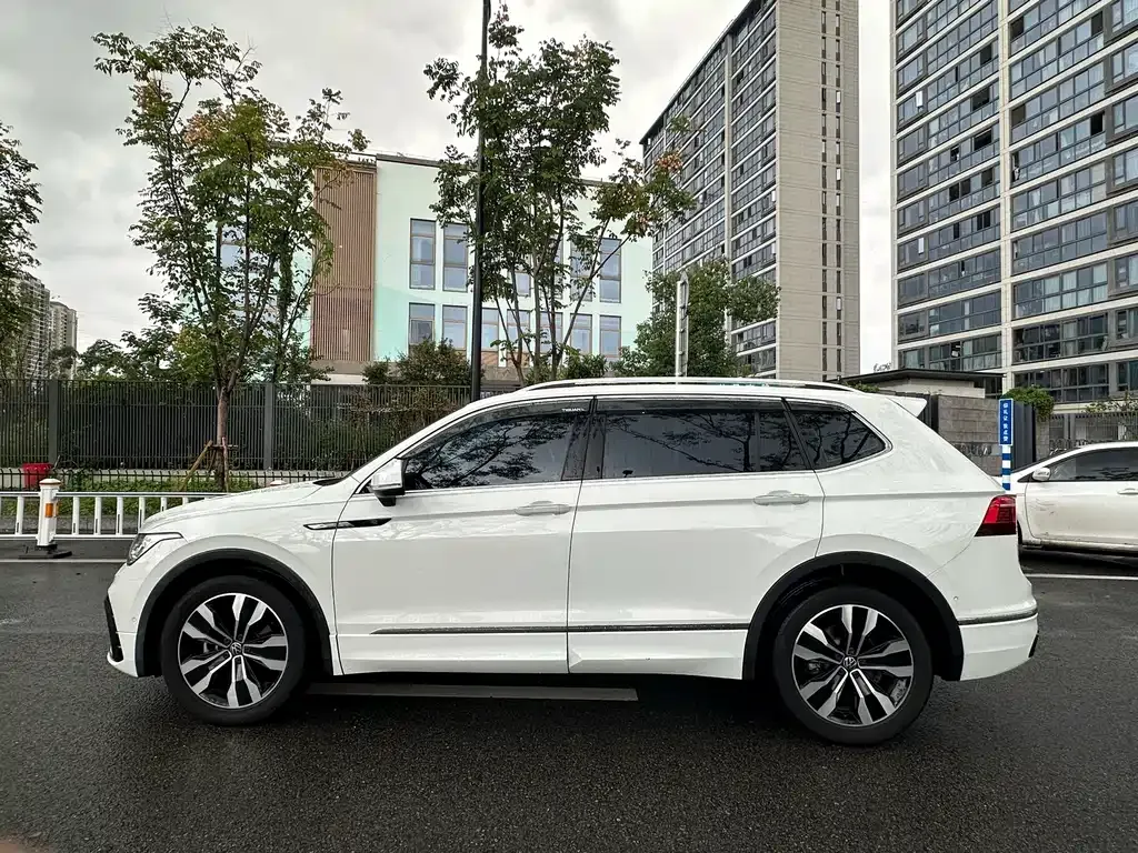 Volkswagen Tiguan L — фото 6