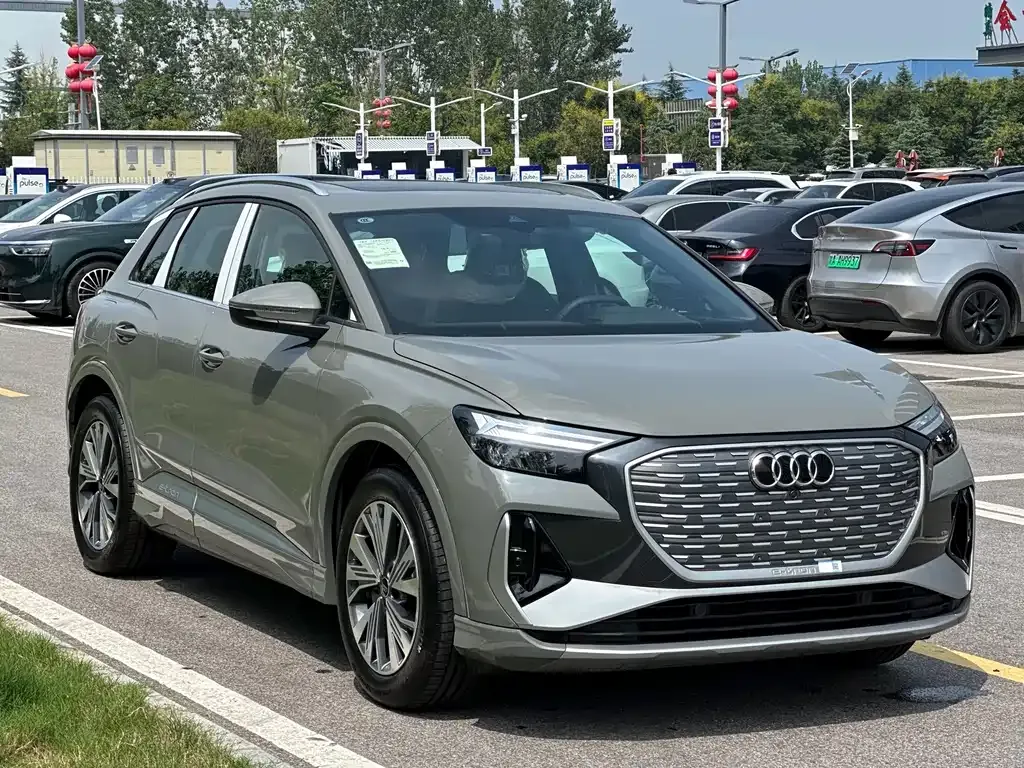 Audi Q4 e-tron — фото 2
