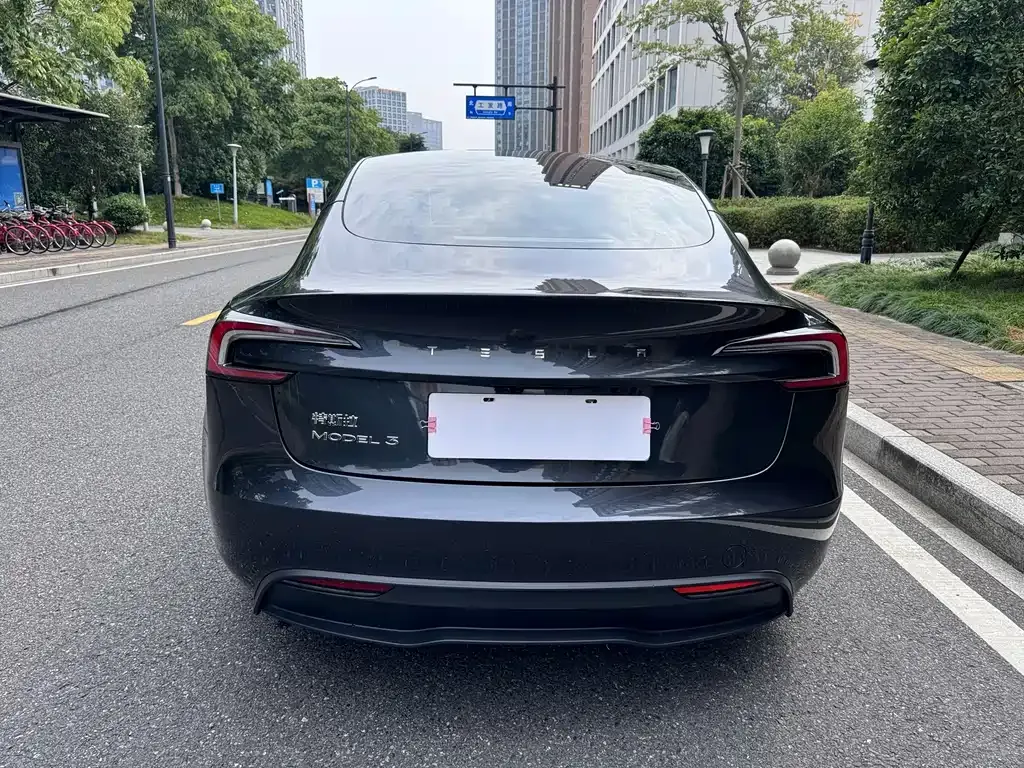 Tesla Model 3 — фото 9