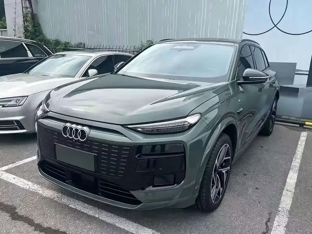 Audi Q6L e-tron — фото 1