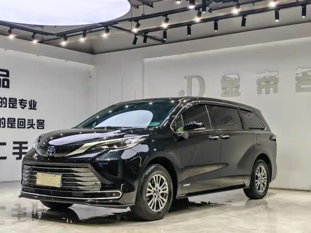 Toyota Sienna — фото 1