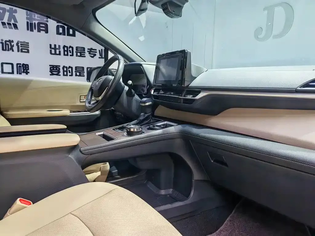 Toyota Sienna — фото 9