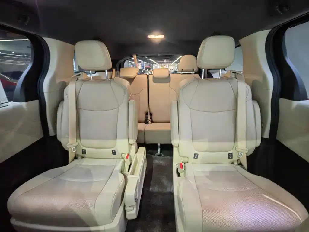 Toyota Sienna — фото 2