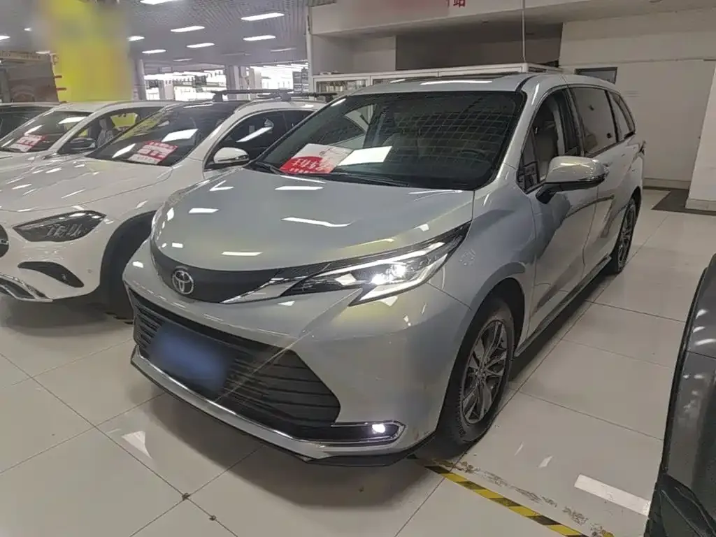 Toyota Sienna — фото 1