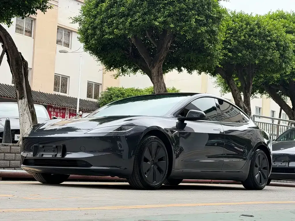 Tesla Model 3 — фото 1