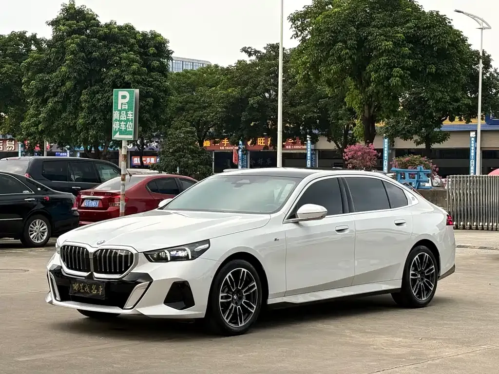 BMW 5 Series — фото 1