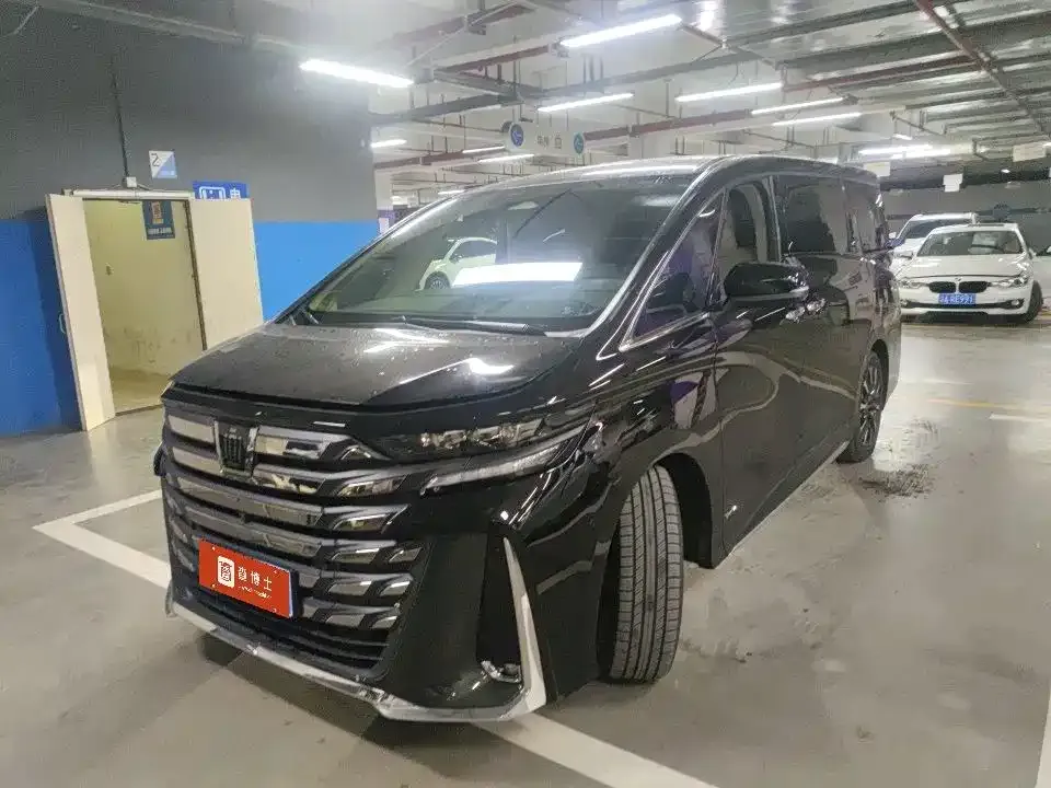 Toyota Vellfire — фото 1