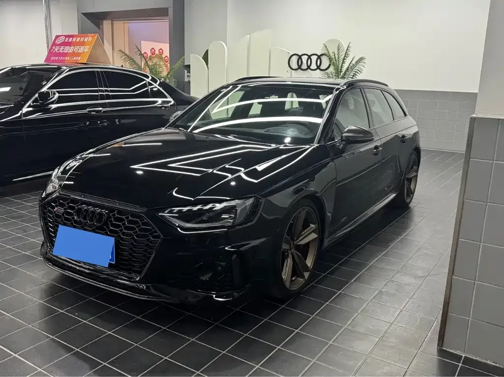 Audi RS 4 — фото 1