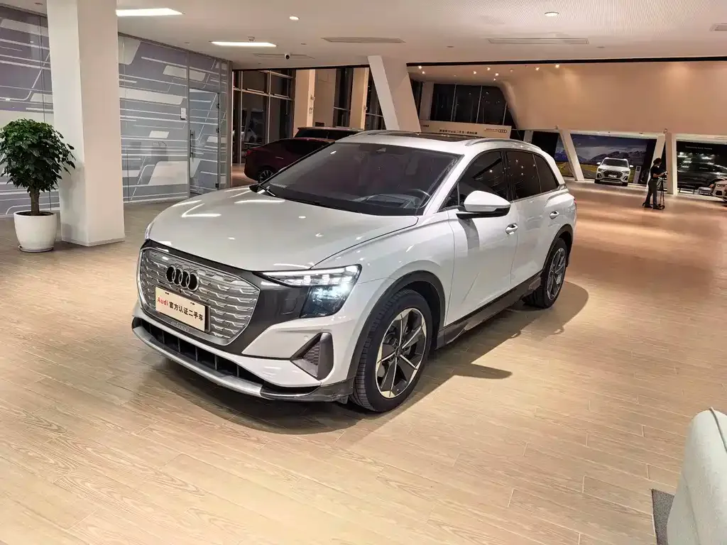 Audi Q5 e-tron — фото 1