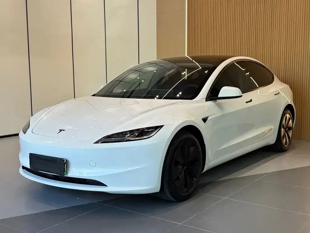 Tesla Model 3 — фото 1