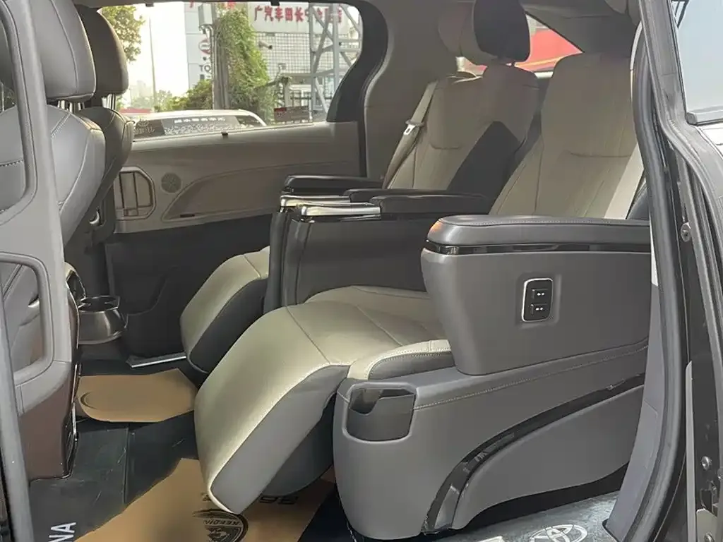 Toyota Sienna — фото 2