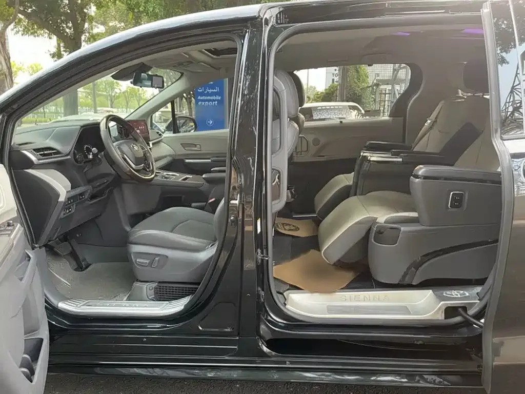 Toyota Sienna — фото 3
