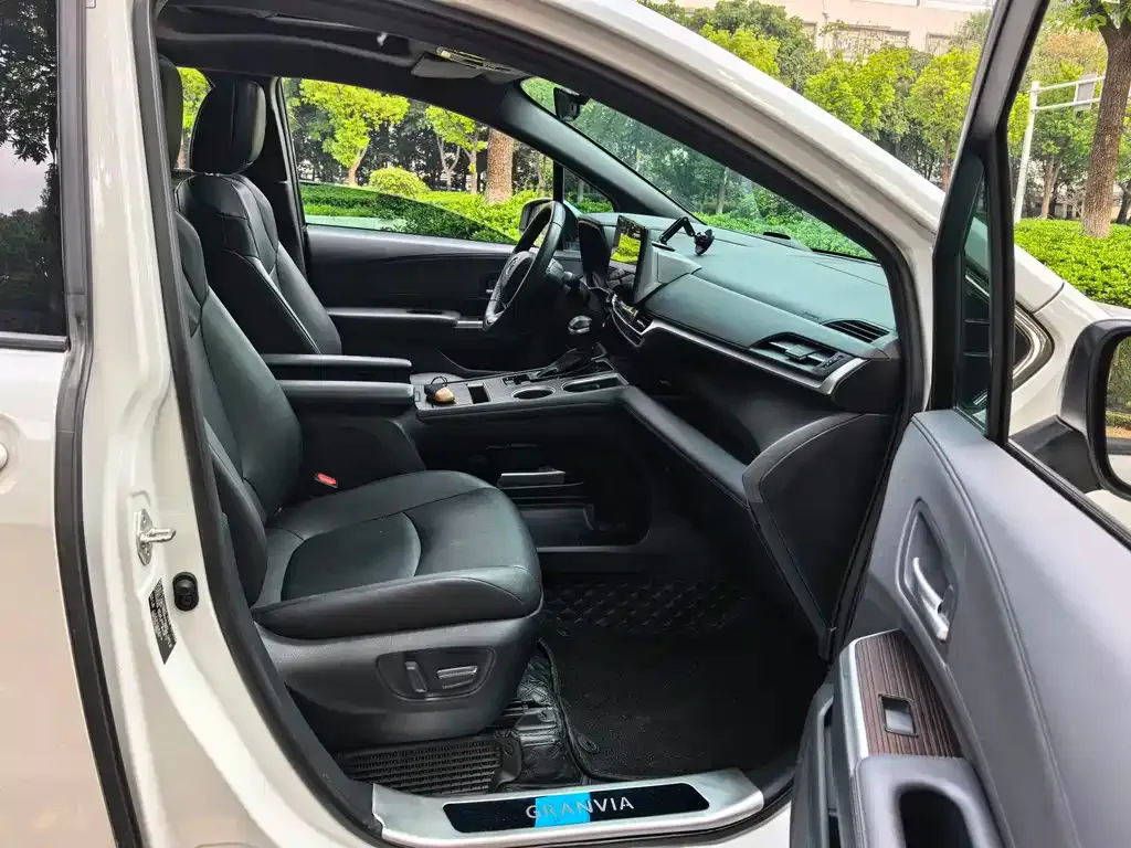 Toyota Granvia — фото 10