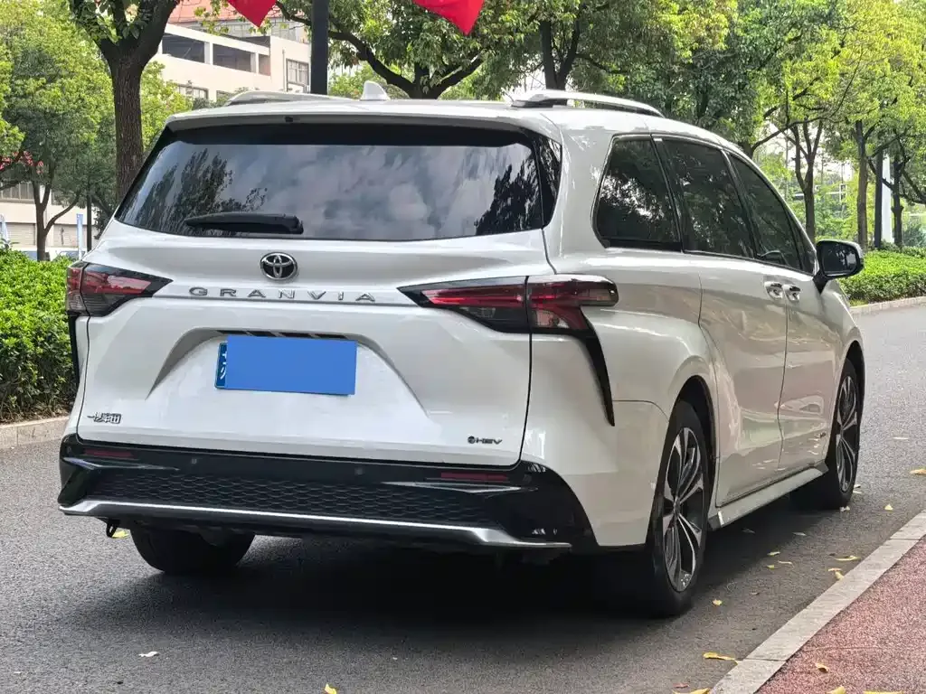 Toyota Granvia — фото 5