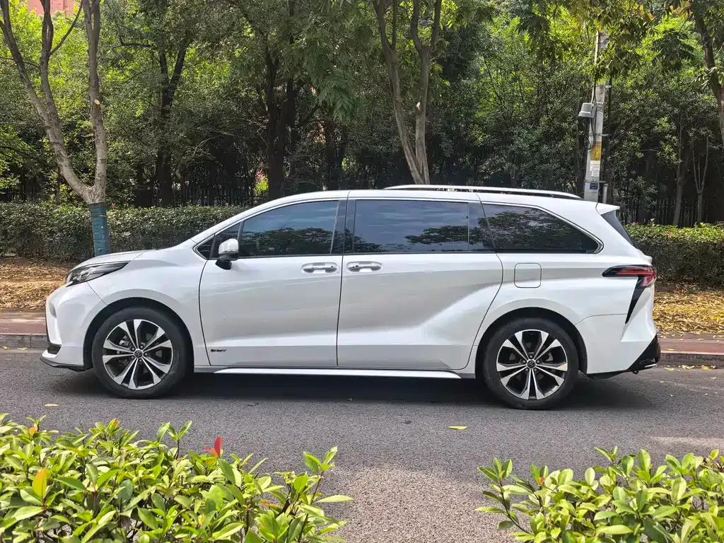Toyota Granvia — фото 7
