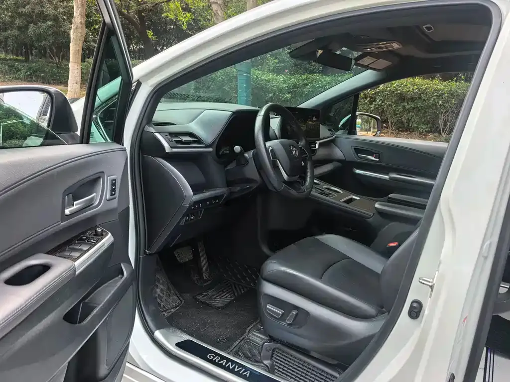 Toyota Granvia — фото 4