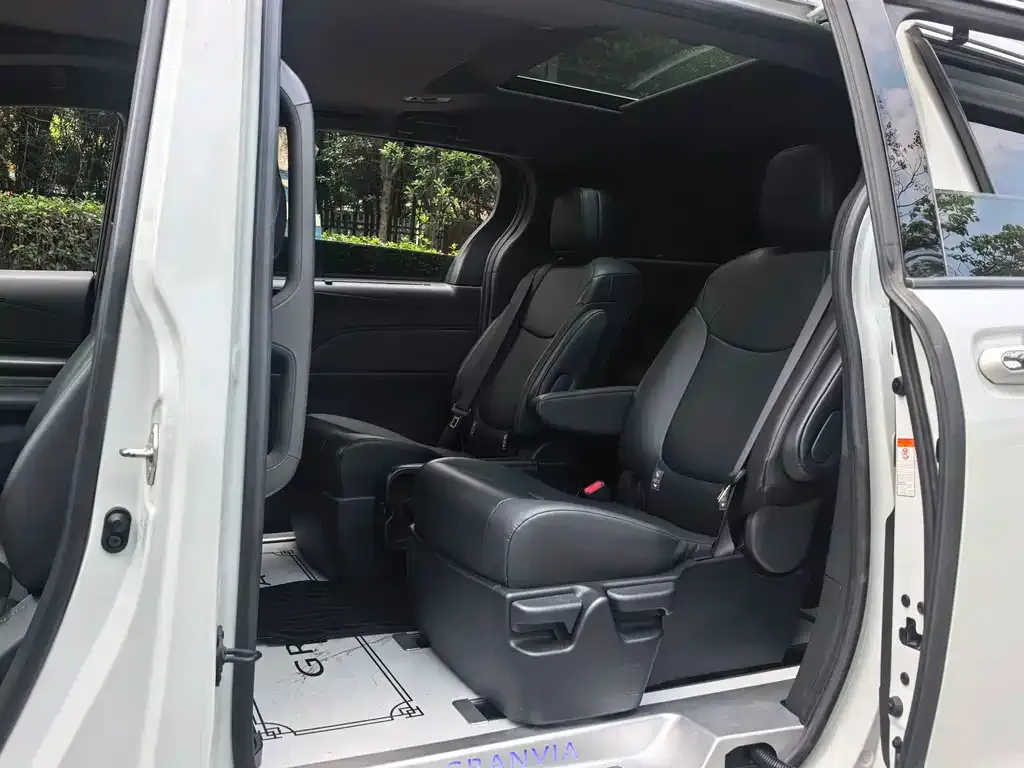 Toyota Granvia — фото 8