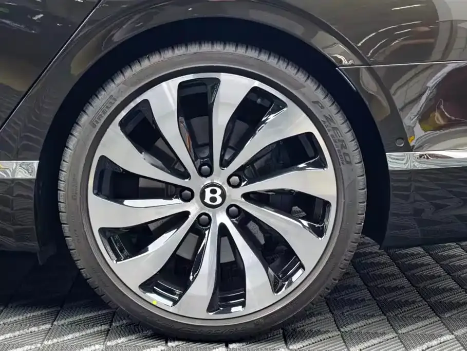 Bentley Flying Spur — фото 10