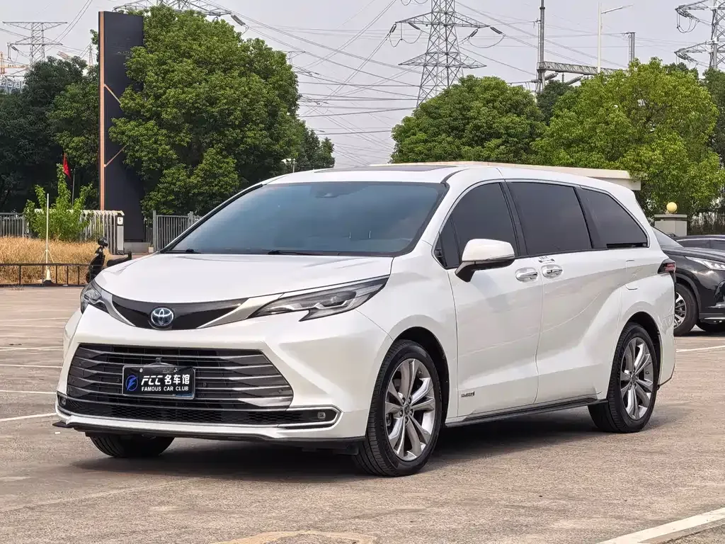 Toyota Sienna — фото 1
