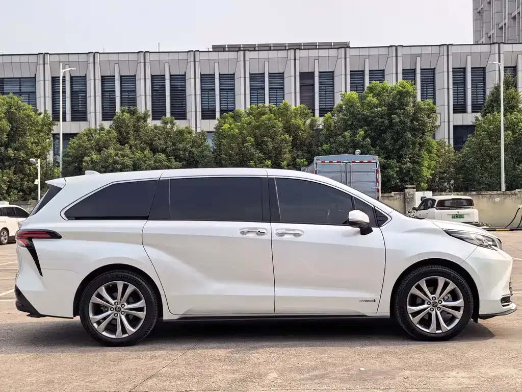 Toyota Sienna — фото 8