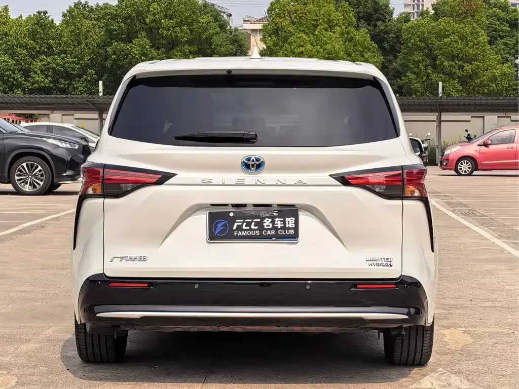 Toyota Sienna — фото 10